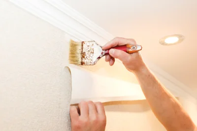 Pose de papier peint à Montegrosso — revêtements muraux et toiles de verre